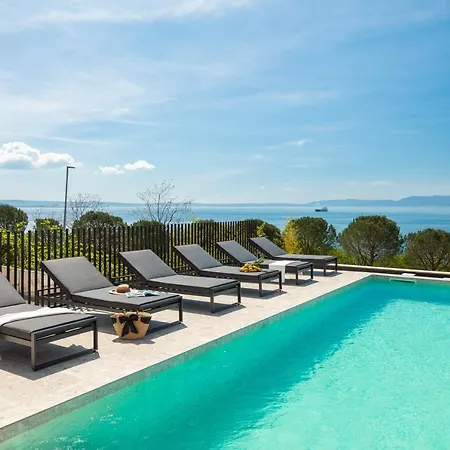 Luxury Ander With Pool Вилла Кострена