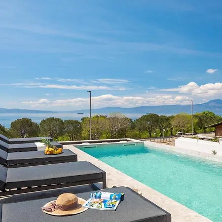 Luxury Ander With Pool Vilă *