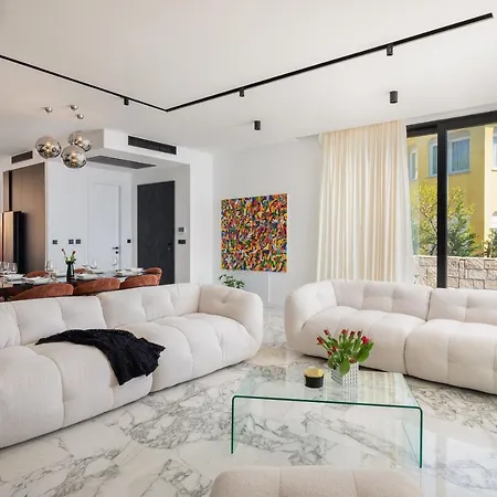 Luxury Ander With Pool Вилла Кострена