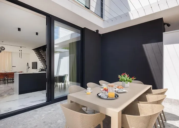 Luxury Ander With Pool