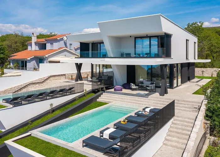 Luxury Ander With Pool コストレナ