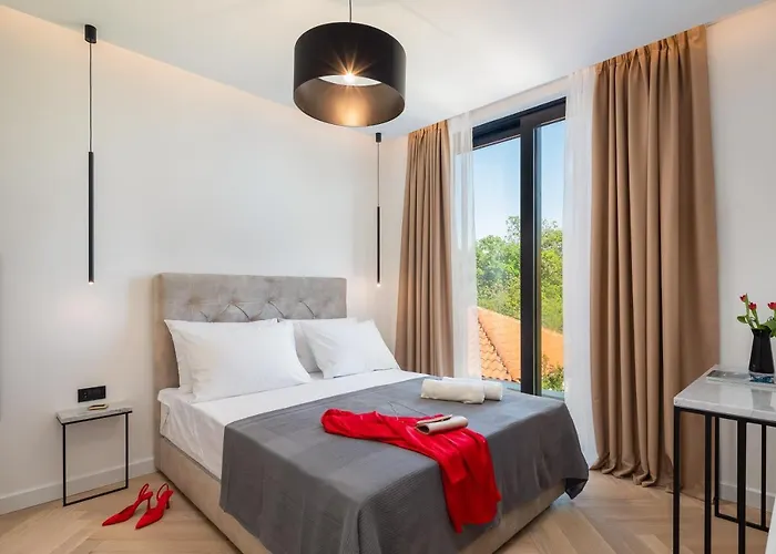 Luxury Ander With Pool קוסטרנה