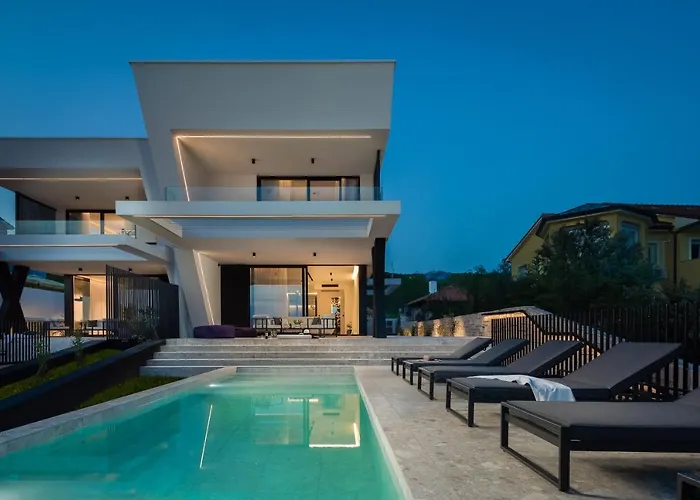 Luxury Ander With Pool וילה