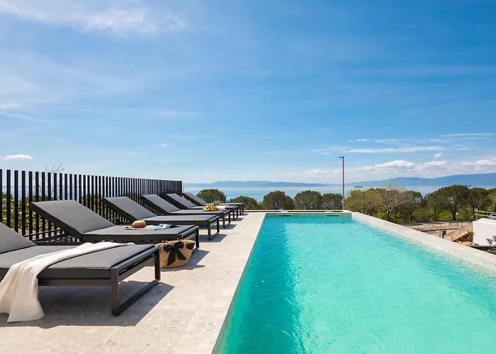 Luxury Ander With Pool וילה