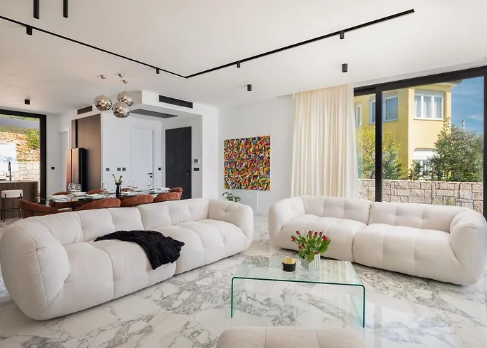 Luxury Ander With Pool וילה קוסטרנה